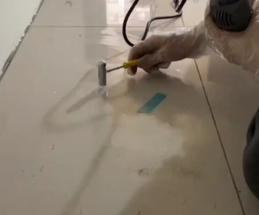 湘潭瓷砖开裂维修公司专业分享瓷砖在铺贴前如果没有沥干水分，将会导致以下问题